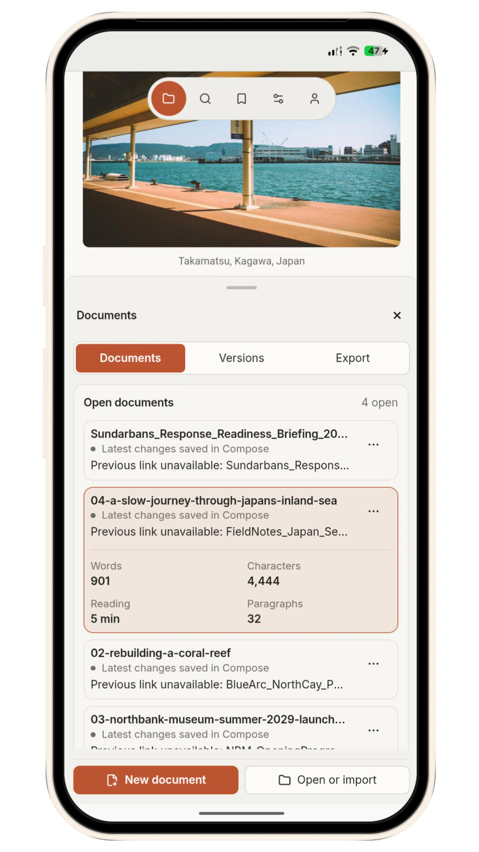 Tolstoy Compose sur un téléphone avec le panneau Documents ouvert, montrant les fichiers ouverts, les statistiques d’écriture et les onglets Versions et Export.